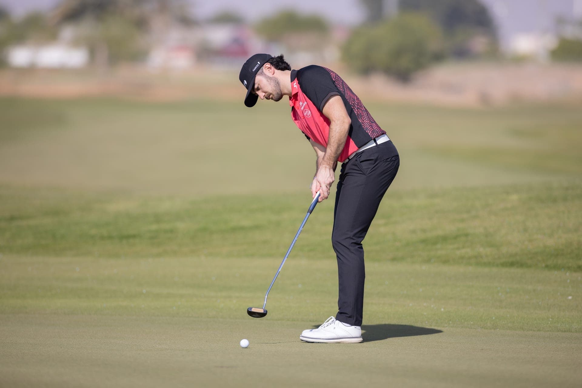 Golfprofi Mauro Gilardi beim Putten auf dem Grün