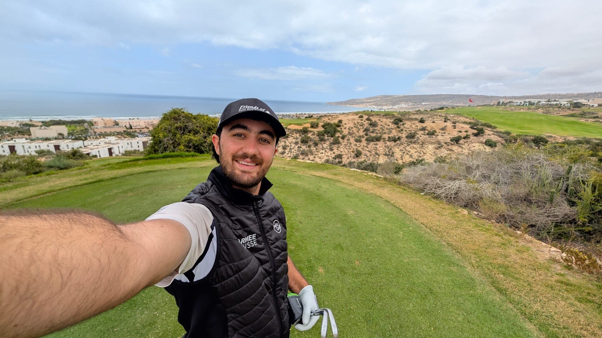 Mauro Gilardi auf einem Golfplatz über dem Atlantik in Taghazout, Marokko